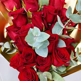 Букет 25 красных роз с эвкалиптом в золотой упаковке (для Porsche Pulkovo)