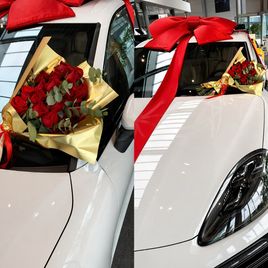 Букет 25 красных роз с эвкалиптом в золотой упаковке (для Porsche Pulkovo)