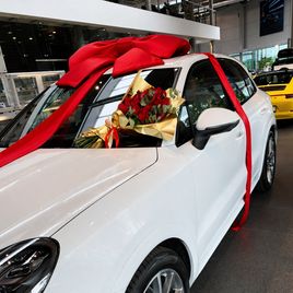 Букет 25 красных роз с эвкалиптом в золотой упаковке (для Porsche Pulkovo)