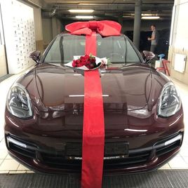 Букет 21 красная роза с эвкалиптом и фисташкой (заказчик Porsche Pulkovo)