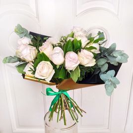 Букет 19 пионовидных роз с эвкалиптом и зеленью