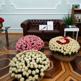 Корзина цветов 341 роза с буквой