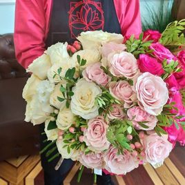 Букет градиент 51 роза с зеленью