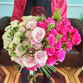 Букет градиент 51 роза с зеленью