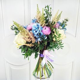 Букет 7 пионов с астильбой, розами и гортензией