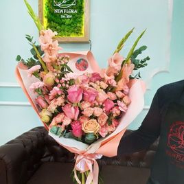 Букет коралловых роз с гладиолусами, гвоздиками и зеленью (цвет года 2019 по версии Pantone)