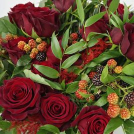 Букет 21 красная роза с калиной, малиной и зеленью