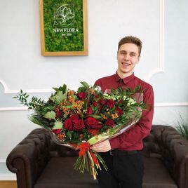 Букет 21 красная роза с калиной, малиной и зеленью