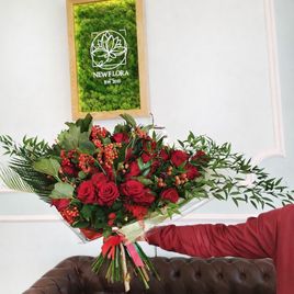 Букет 21 красная роза с калиной, малиной и зеленью