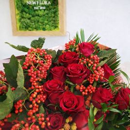 Букет 21 красная роза с калиной, малиной и зеленью