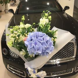 Букет лизиантусов с гортензией и альстромерией (заказчик Bentley)