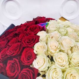 Букет 101 роза с радужной розой в центре (Юж. Америка)