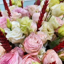 Букет 51 пионовидная роза Pink Ohara с лизиантусом и рожью