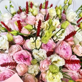 Букет 51 пионовидная роза Pink Ohara с лизиантусом и рожью