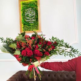 Букет 21 красная роза с калиной, малиной и зеленью