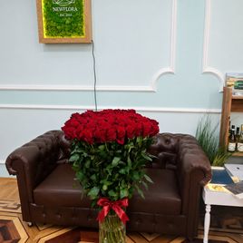 Букет 101 красная роза высотой 120 см (Эквадор)