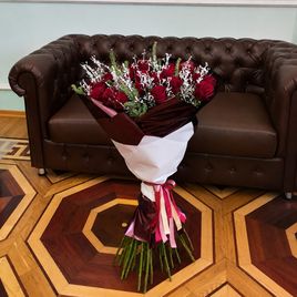 Зимний букет 35 красных роз 100 см (Эквадор) со снежной зеленью и лапником пихты