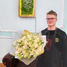 Букет 35 белых роз с белым лизиантусом (заказчик Bentley)