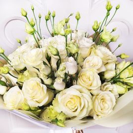 Букет 35 белых роз с белым лизиантусом (заказчик Bentley)