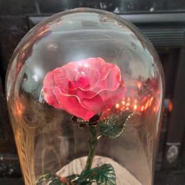 Кованая роза в колбе на мраморной подставке