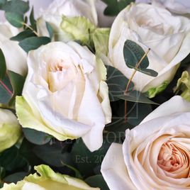 Шляпная коробка 35 пионовидных ароматных роз с эвкалиптом