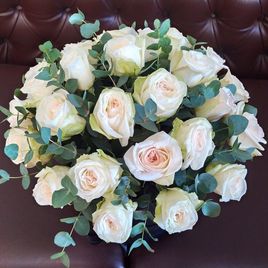 Шляпная коробка 35 пионовидных ароматных роз с эвкалиптом