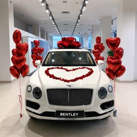 Оформление воздушными шарами и лепестками роз на выдачу автомобиля (для Bentley Motors St. P)