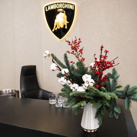 Новогоднее украшение интерьера (для Lamborghini St. Petersburg)