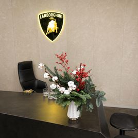 Новогоднее украшение интерьера (для Lamborghini St. Petersburg)