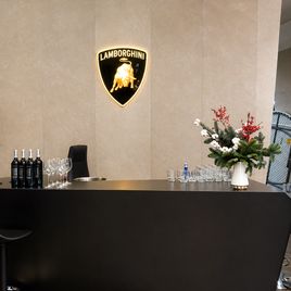 Новогоднее украшение интерьера (для Lamborghini St. Petersburg)