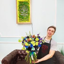 Букет 17 лизиантусов с анемонами, амариллисами и розами