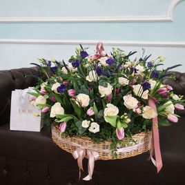 Корзина 45 роз с вероникой, тюльпанами и эвкалиптом