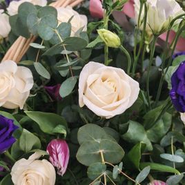 Корзина 45 роз с вероникой, тюльпанами и эвкалиптом