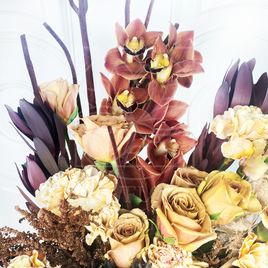 Кофейный букет с анемонами, розами, орхидеями и гвоздикой