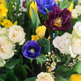 Корзина цветов с нарциссами, анемонами и тюльпанами