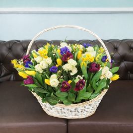 Корзина цветов с нарциссами, анемонами и тюльпанами
