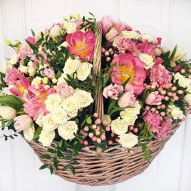 Корзина цветов с коралловыми пионами и кустовыми розами