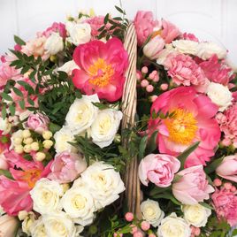 Корзина цветов с коралловыми пионами и кустовыми розами