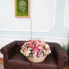 Корзина цветов с коралловыми пионами и кустовыми розами