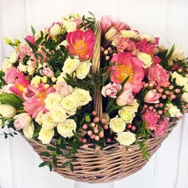 Корзина цветов с пионами, кустовыми розами и зеленью (d70см)