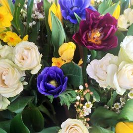 Корзина цветов с нарциссами, анемонами, тюльпанами и зеленью