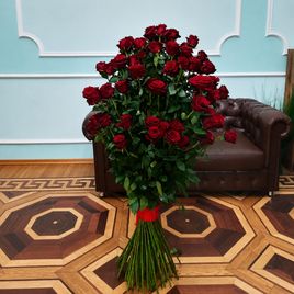 Букет 101 красная роза каскадом высотой 110-160 см (Эквадор)