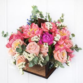 Цветочная сумочка с пионами, пионовидными розами и статицей