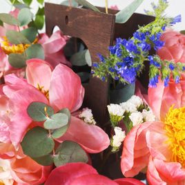 Цветочная сумочка с пионами, пионовидными розами и статицей