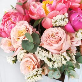 Цветочная сумочка с пионами, пионовидными розами и статицей