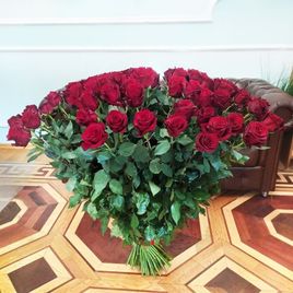 Букет 101 красная роза высотой 110см