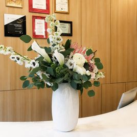 Настольная композиция с дельфиниумом и каллами (для Health Care Resort 5*)