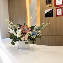 Настольная композиция с дельфиниумом и каллами (для Health Care Resort 5*)