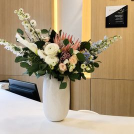 Настольная композиция с дельфиниумом и каллами (для Health Care Resort 5*)