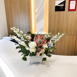 Настольная композиция с дельфиниумом и каллами (для Health Care Resort 5*)
